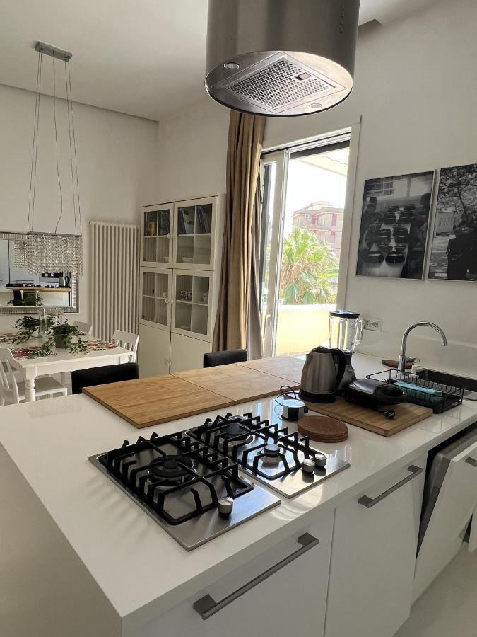 Rome, Beautiful Apartment In A Vintage Building Лидо-ди-Остия Экстерьер фото