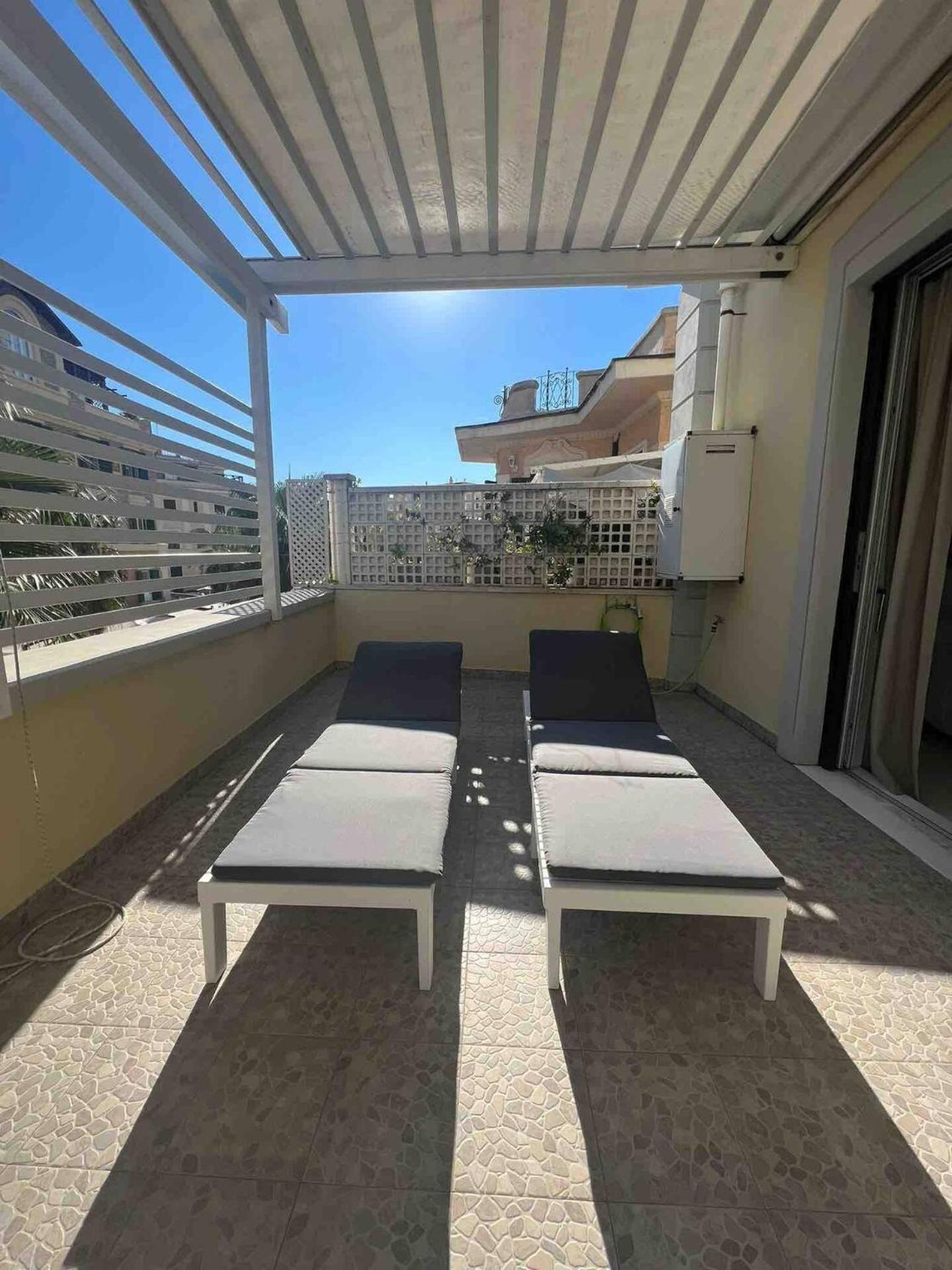 Rome, Beautiful Apartment In A Vintage Building Лидо-ди-Остия Экстерьер фото