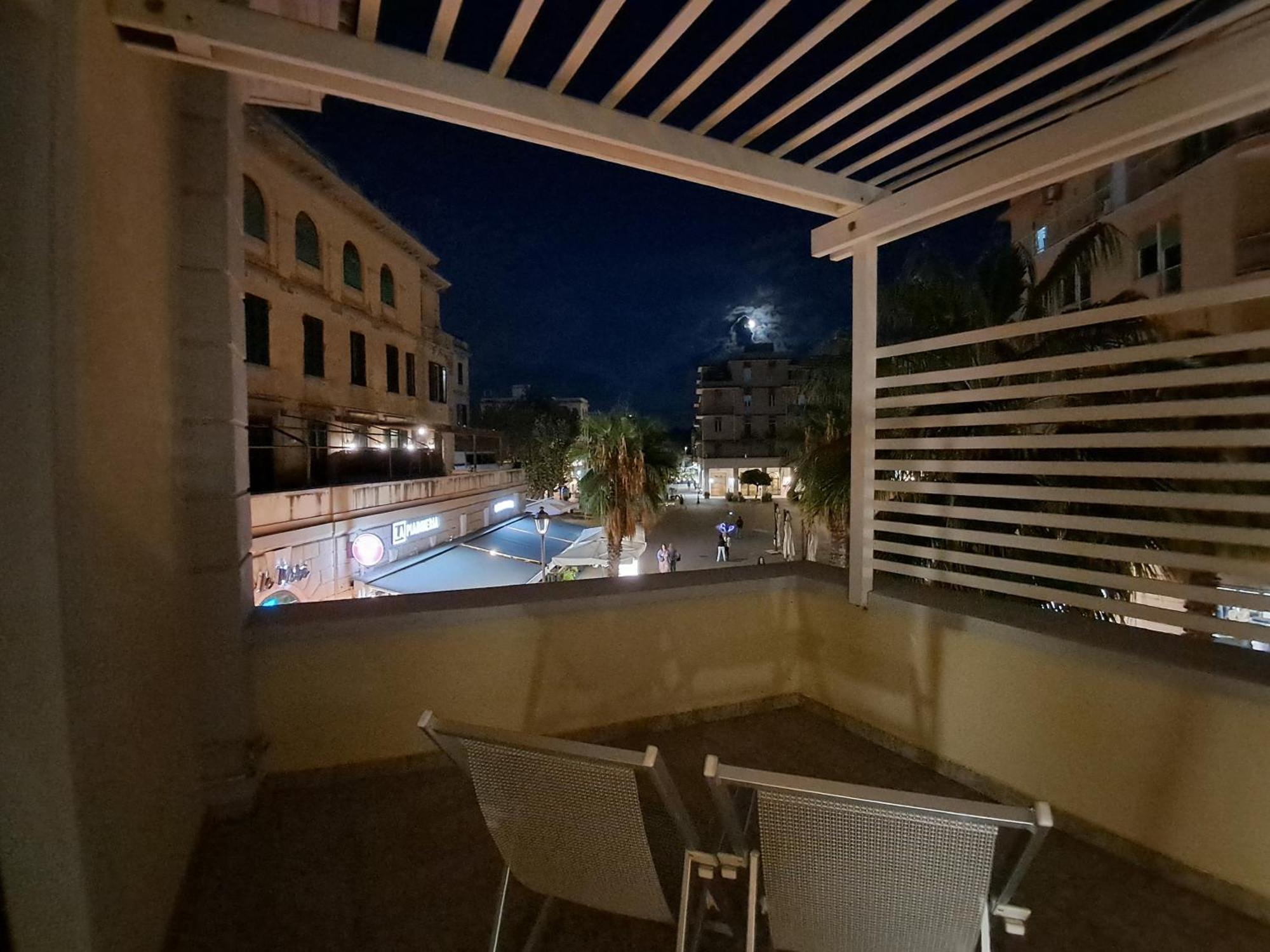 Rome, Beautiful Apartment In A Vintage Building Лидо-ди-Остия Экстерьер фото